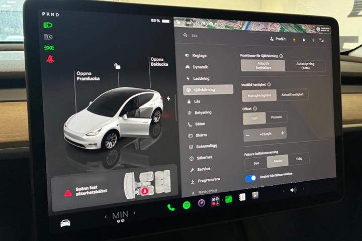 Hvid Tesla Model Y fra 2024