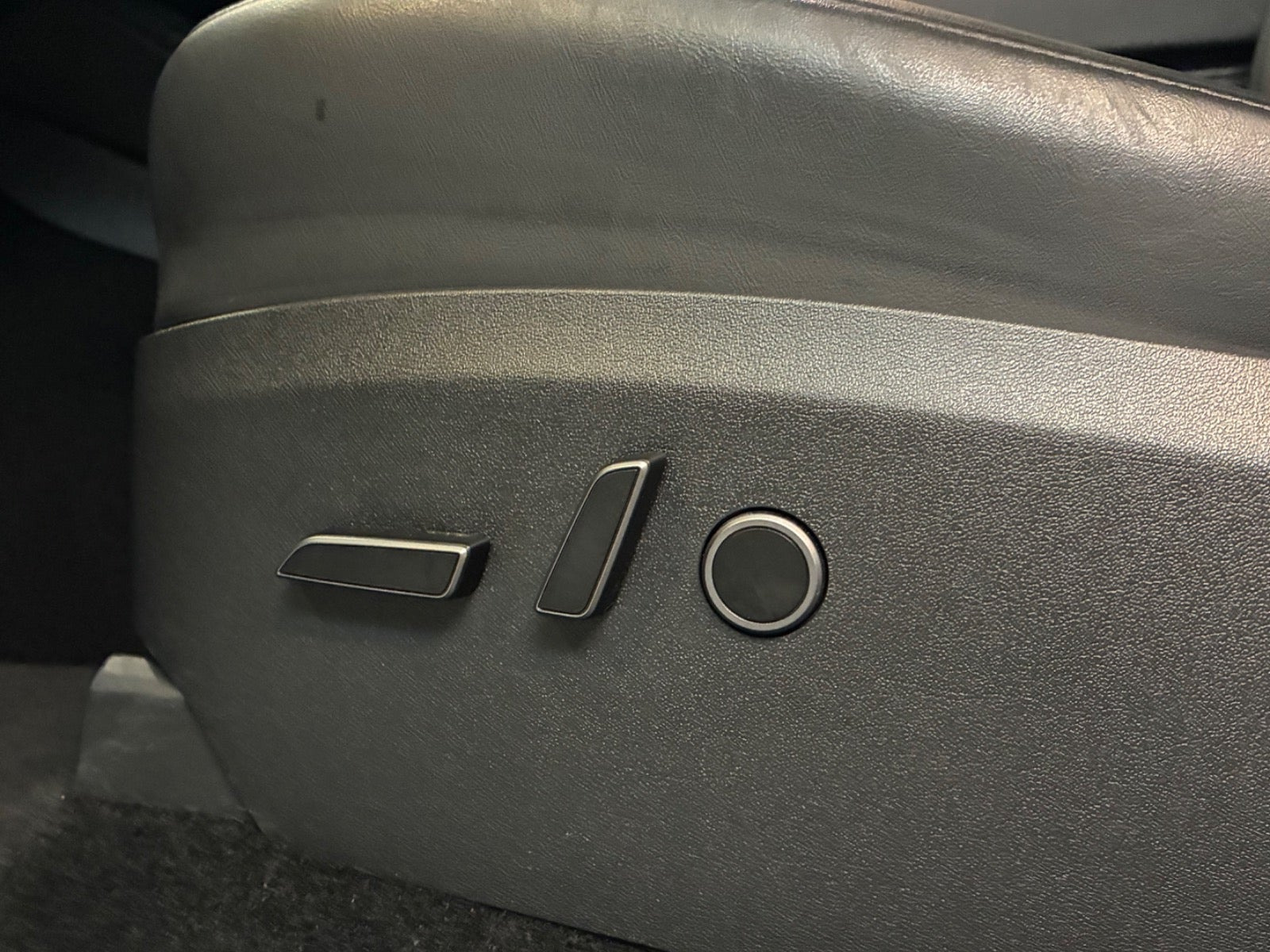 Hvid Tesla Model Y fra 2024