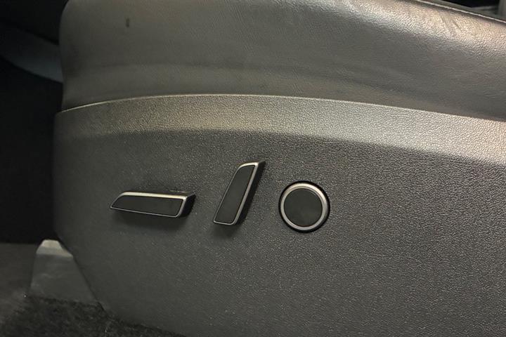 Hvid Tesla Model Y fra 2024