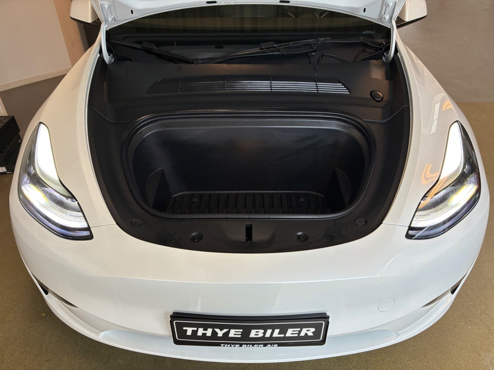 Hvid Tesla Model Y fra 2024