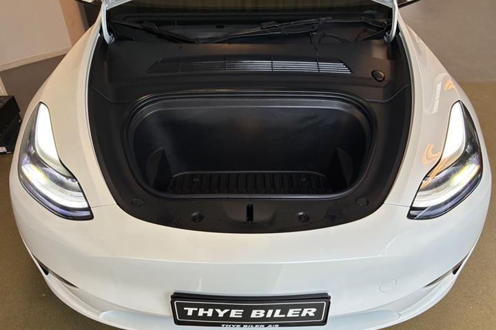 Hvid Tesla Model Y fra 2024