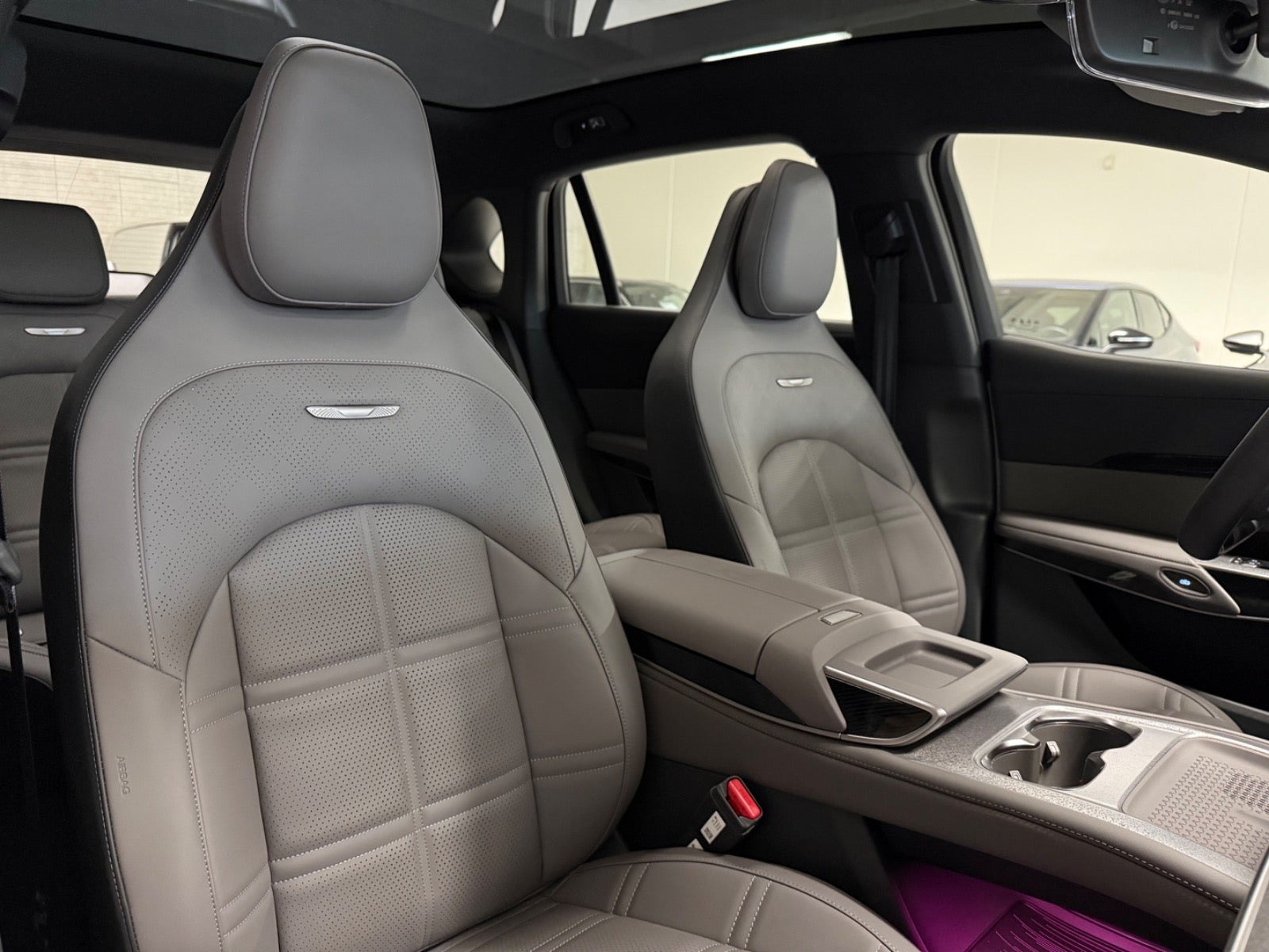 Hvid Hongqi EHS7 fra 2025