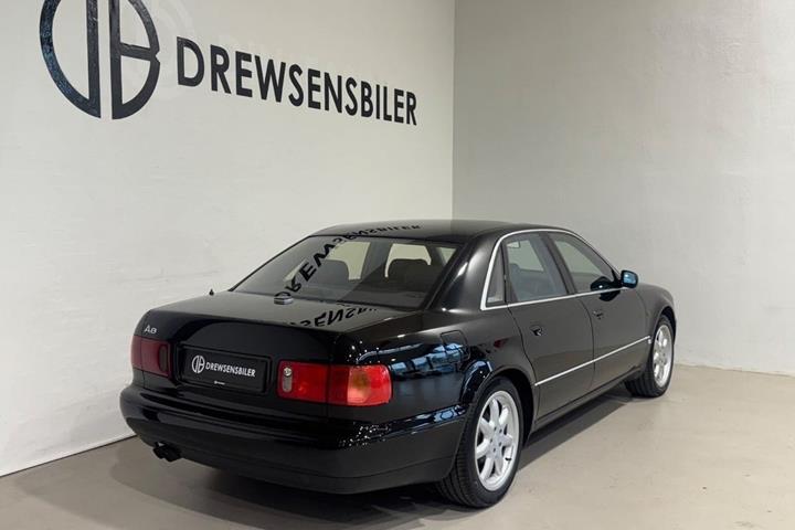 Sort Audi A8 fra 1997