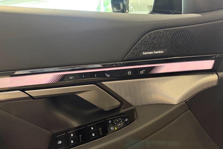 Sort BMW i5 fra 2025