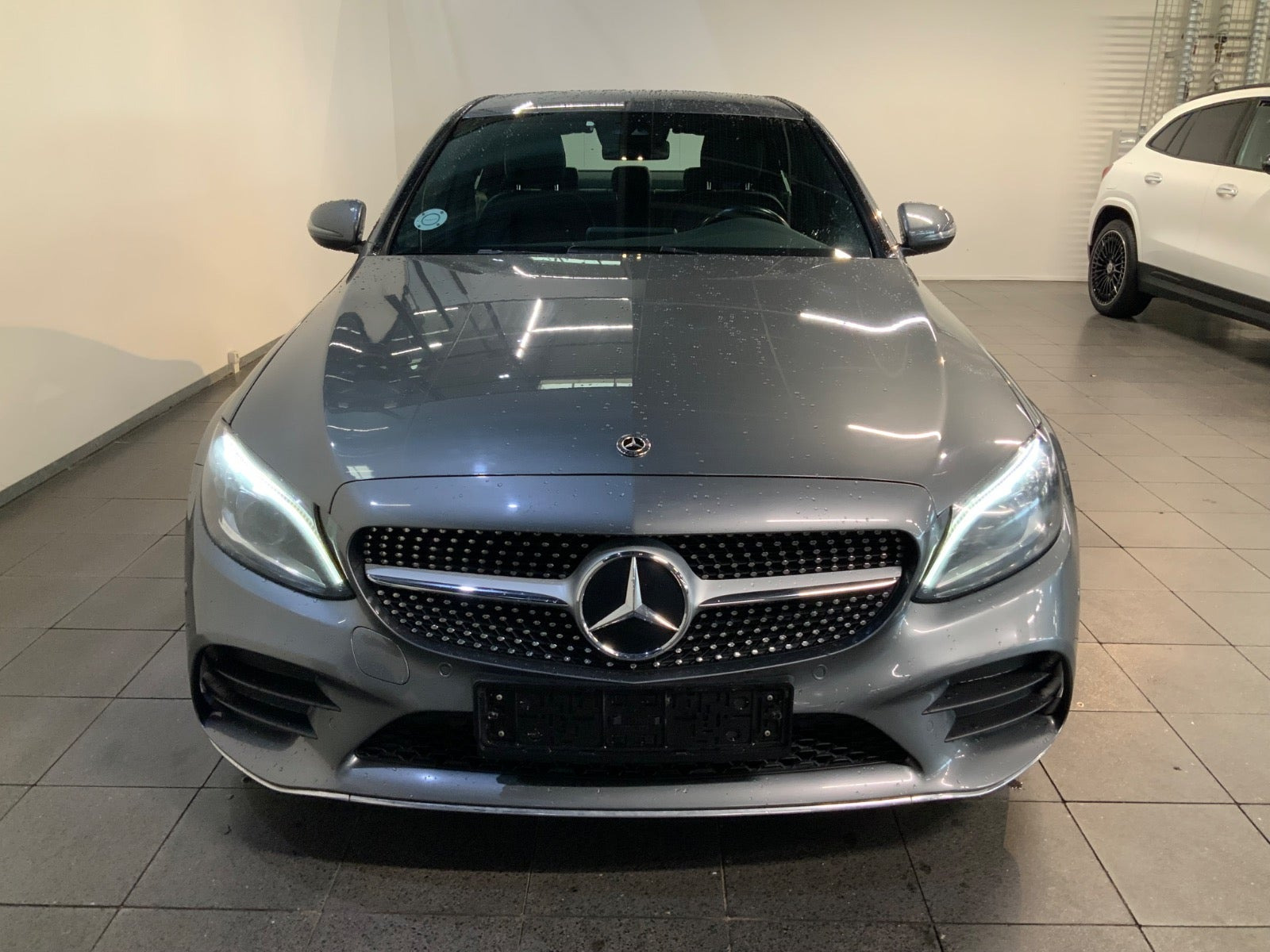 Grå Mercedes C300 fra 2019