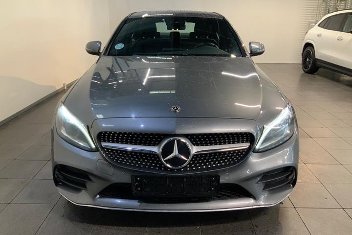 Grå Mercedes C300 fra 2019