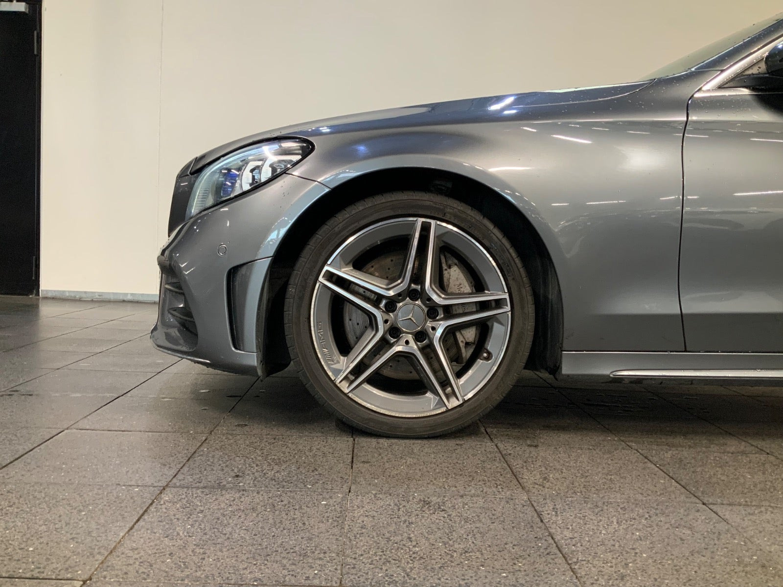 Grå Mercedes C300 fra 2019