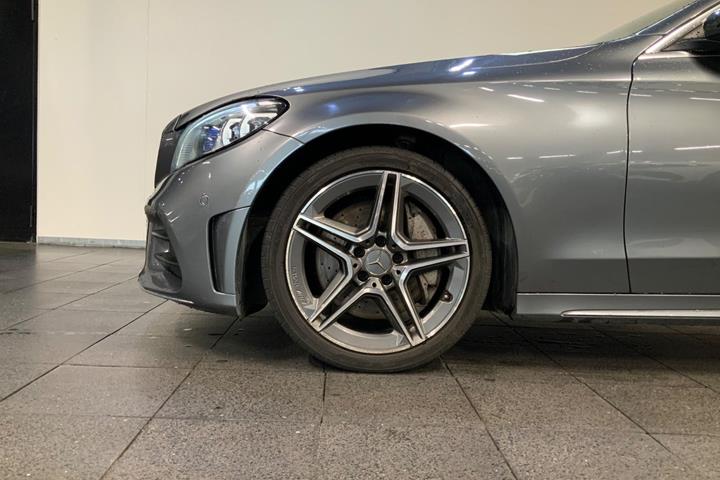 Grå Mercedes C300 fra 2019