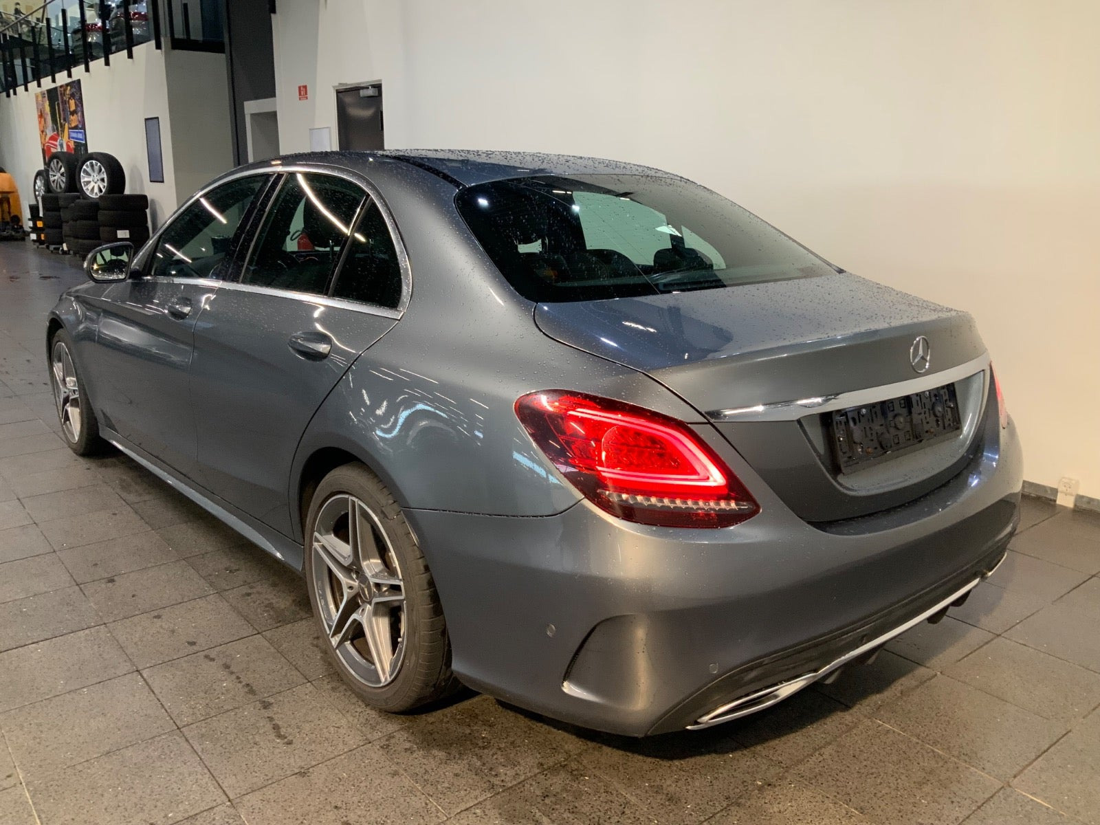 Grå Mercedes C300 fra 2019
