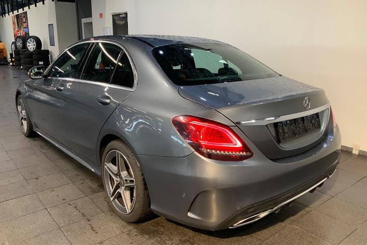 Grå Mercedes C300 fra 2019
