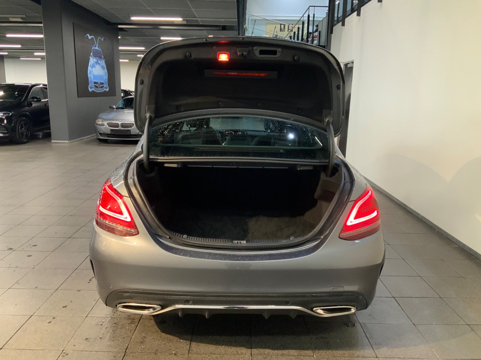 Grå Mercedes C300 fra 2019