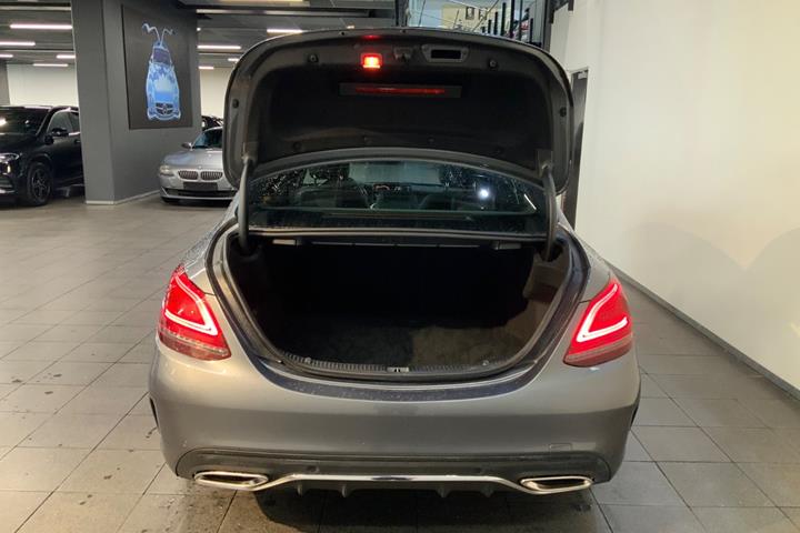 Grå Mercedes C300 fra 2019