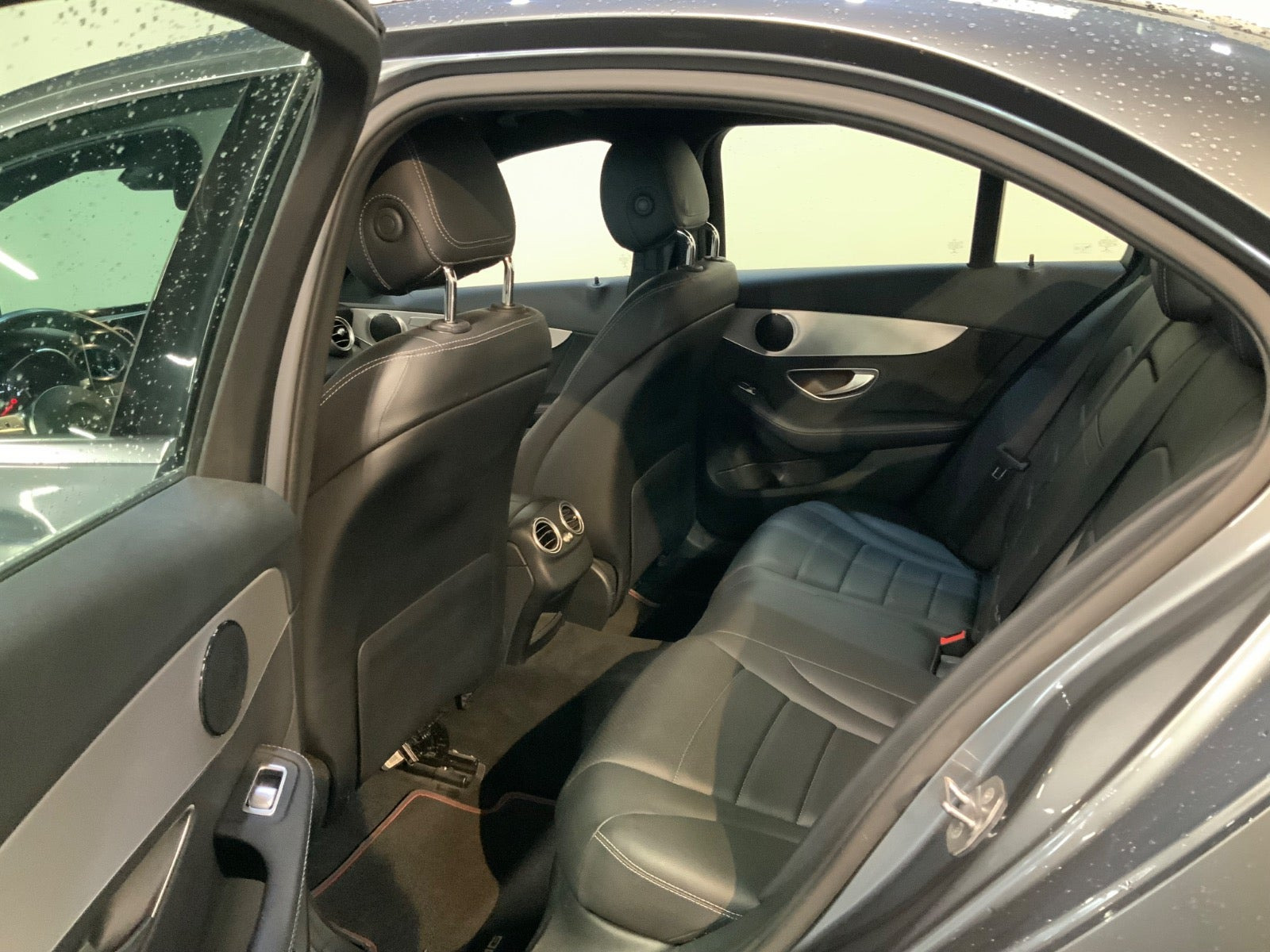 Grå Mercedes C300 fra 2019