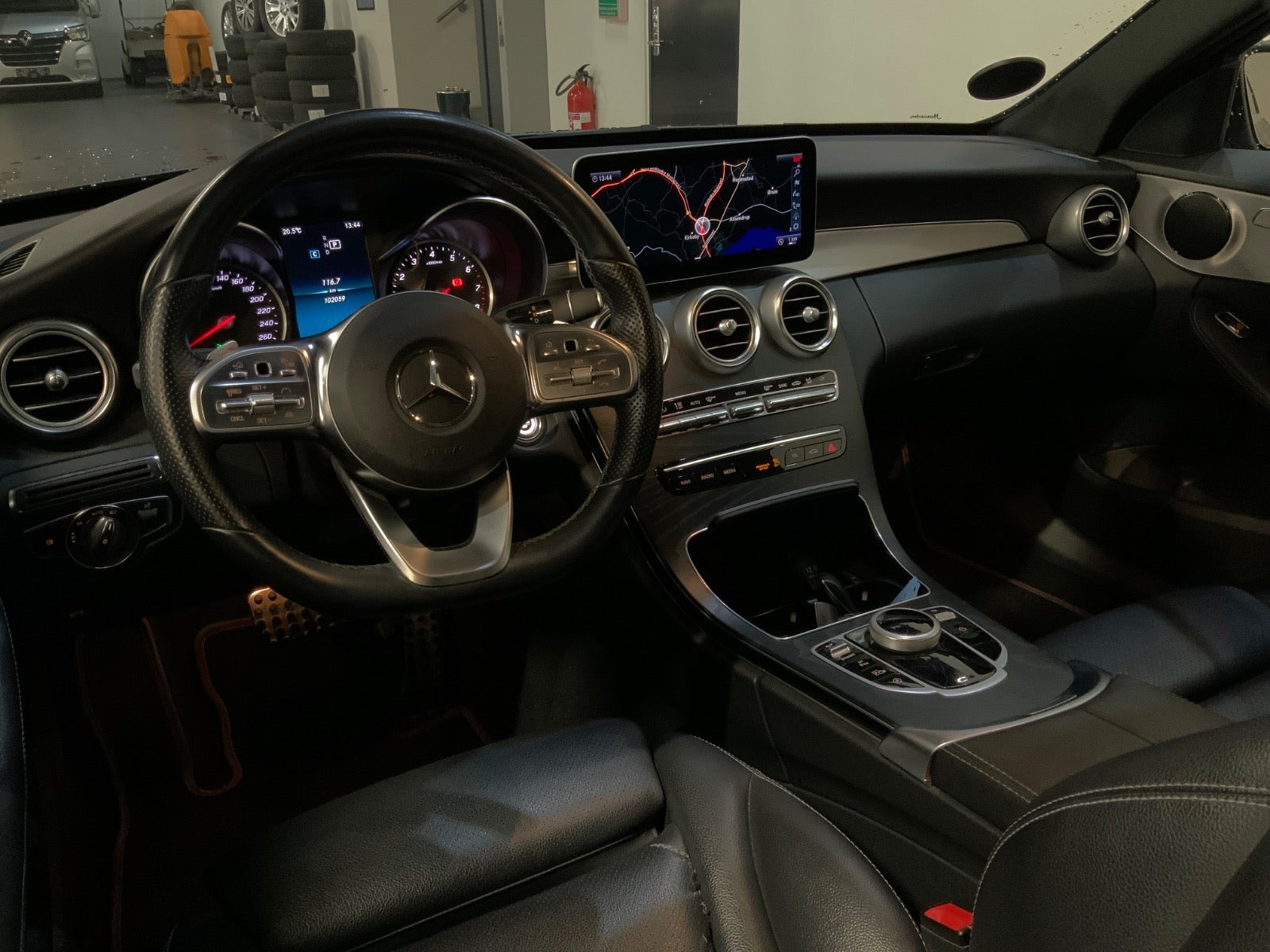 Grå Mercedes C300 fra 2019