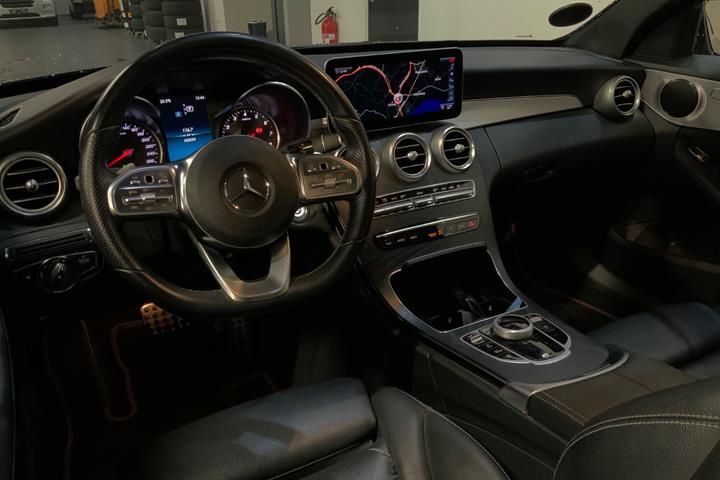 Grå Mercedes C300 fra 2019