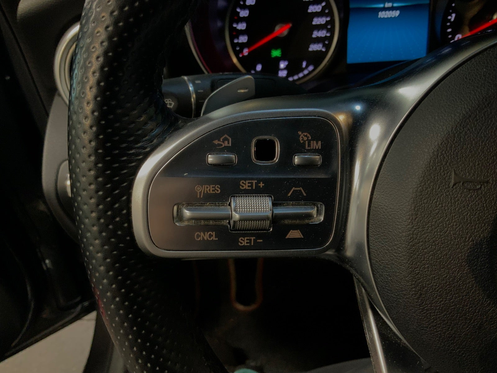 Grå Mercedes C300 fra 2019