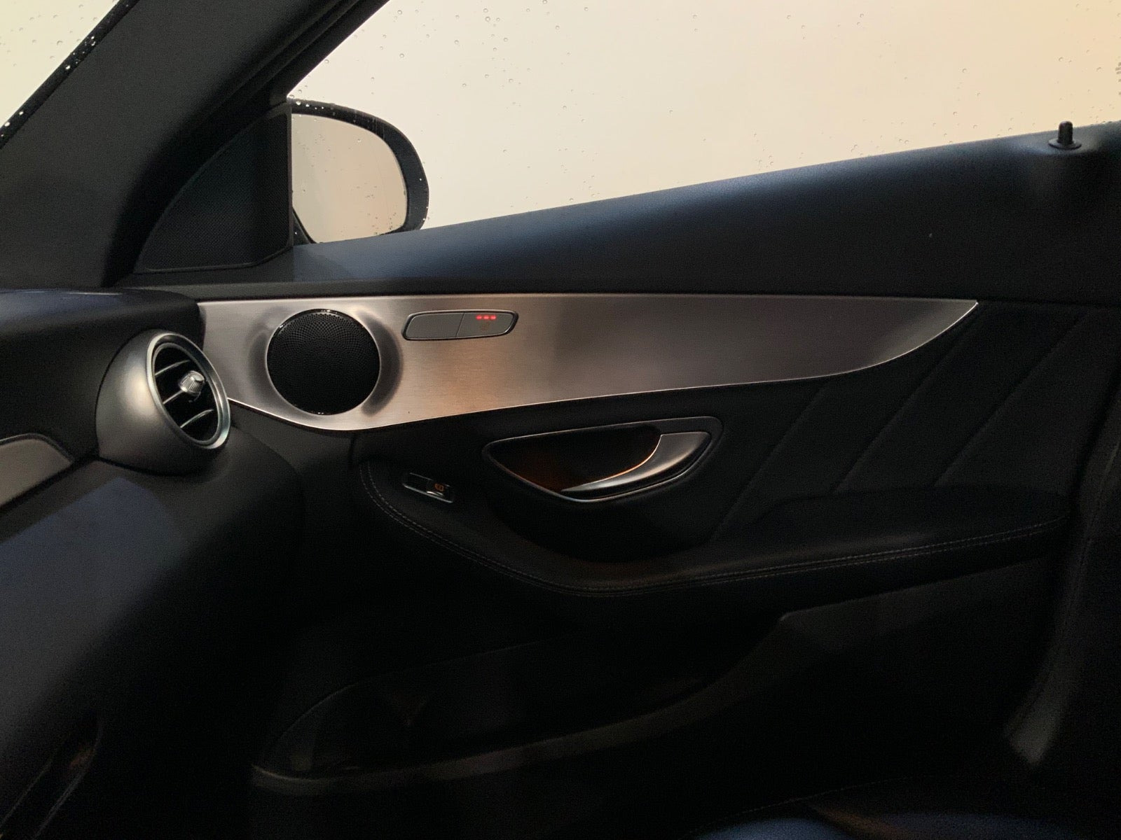 Grå Mercedes C300 fra 2019