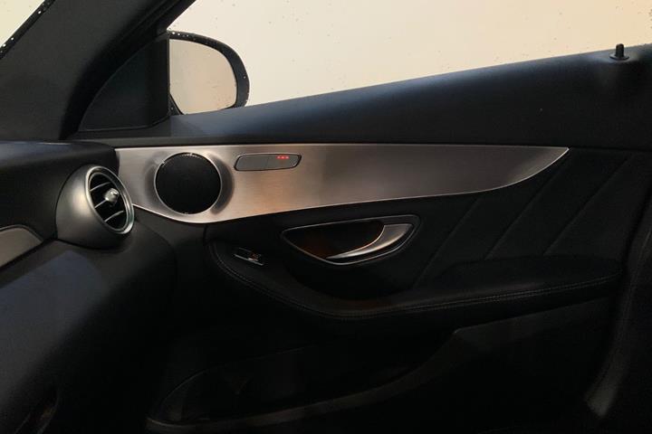 Grå Mercedes C300 fra 2019