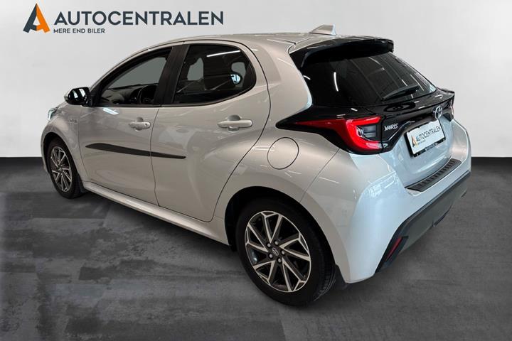 Sølv Toyota Yaris fra 2020