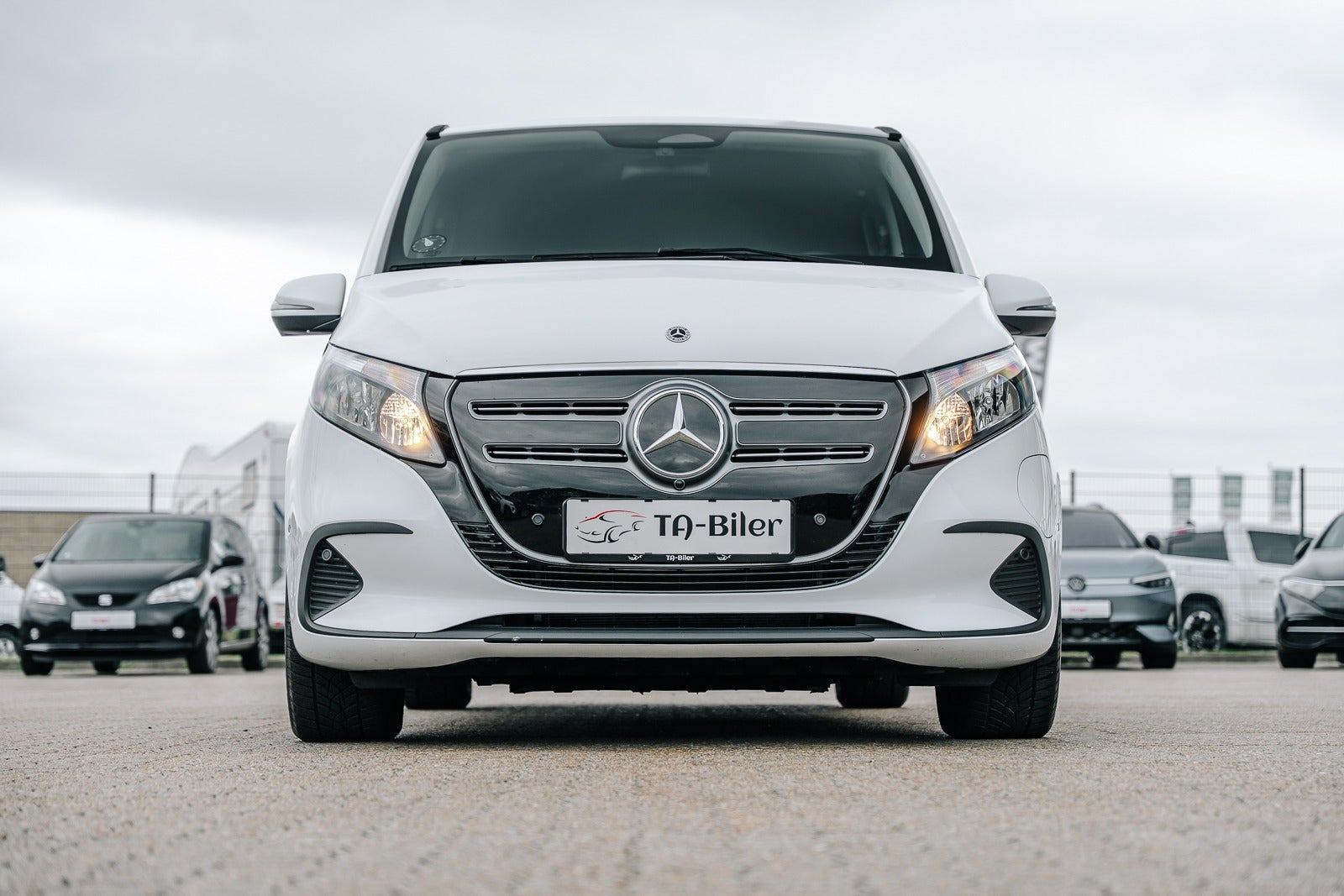 Hvid Mercedes EQV300 fra 2024