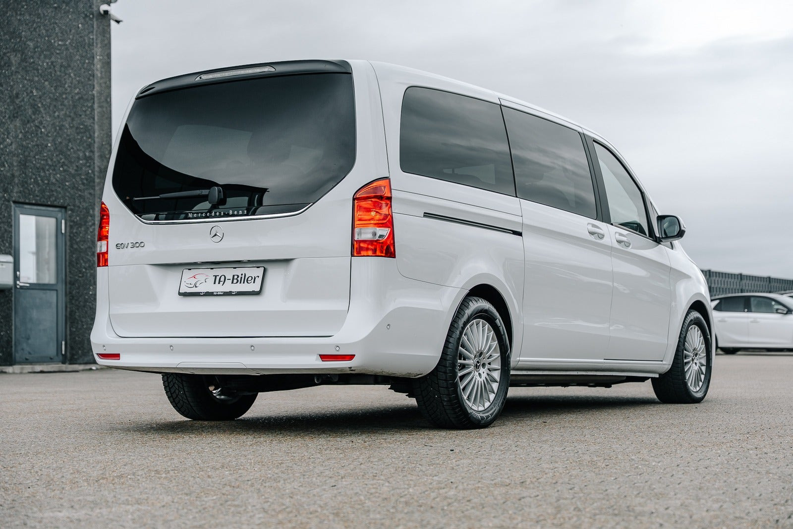 Hvid Mercedes EQV300 fra 2024