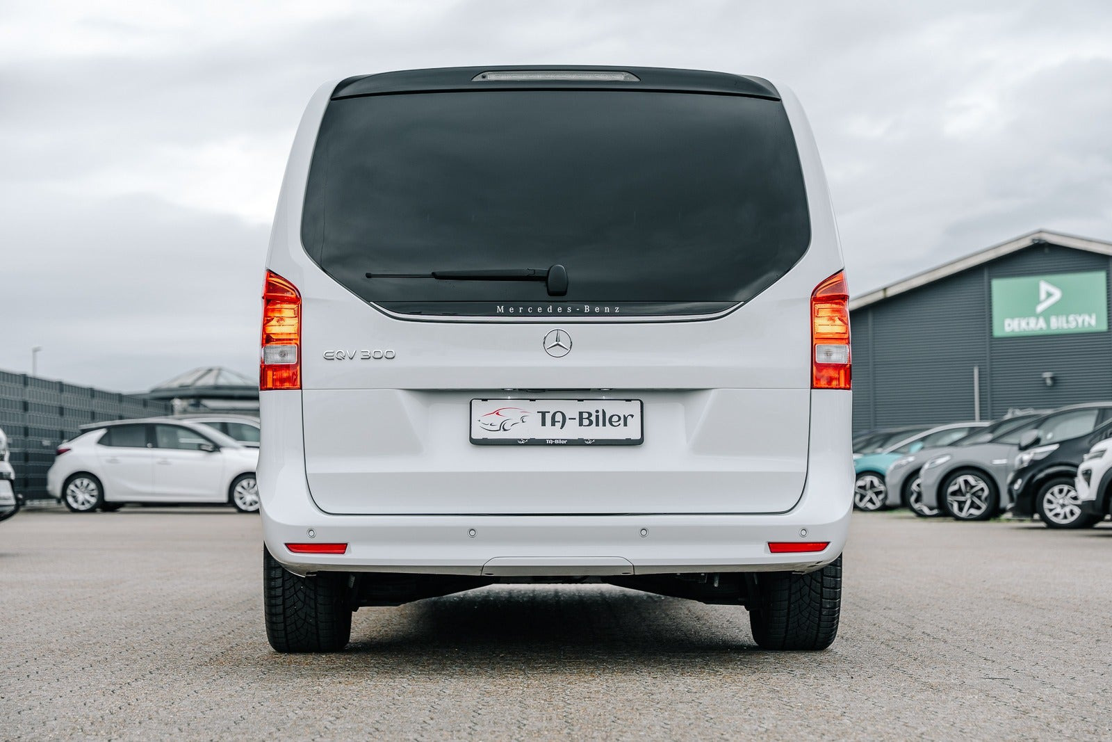 Hvid Mercedes EQV300 fra 2024