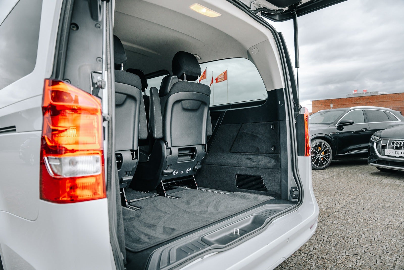 Hvid Mercedes EQV300 fra 2024