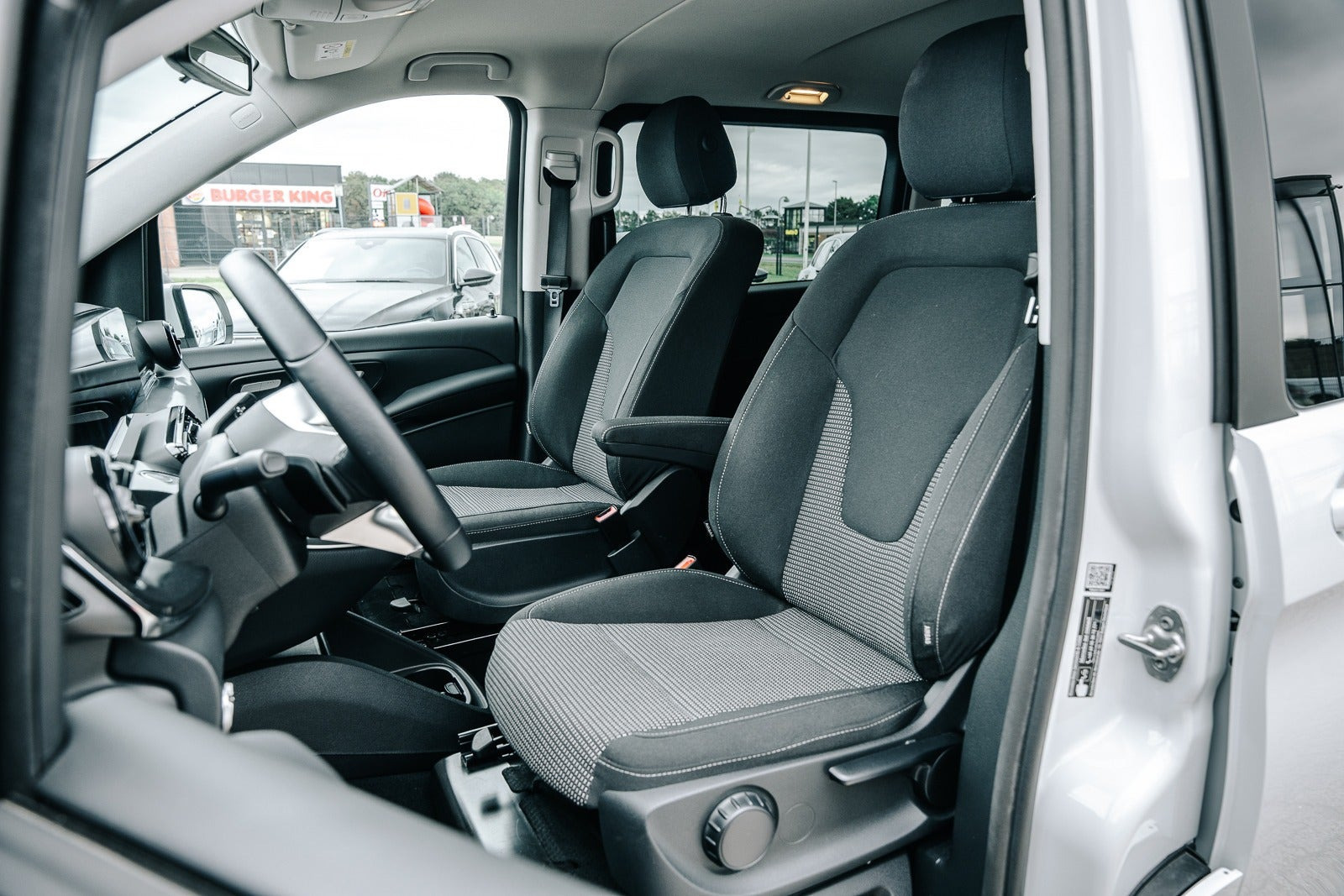 Hvid Mercedes EQV300 fra 2024