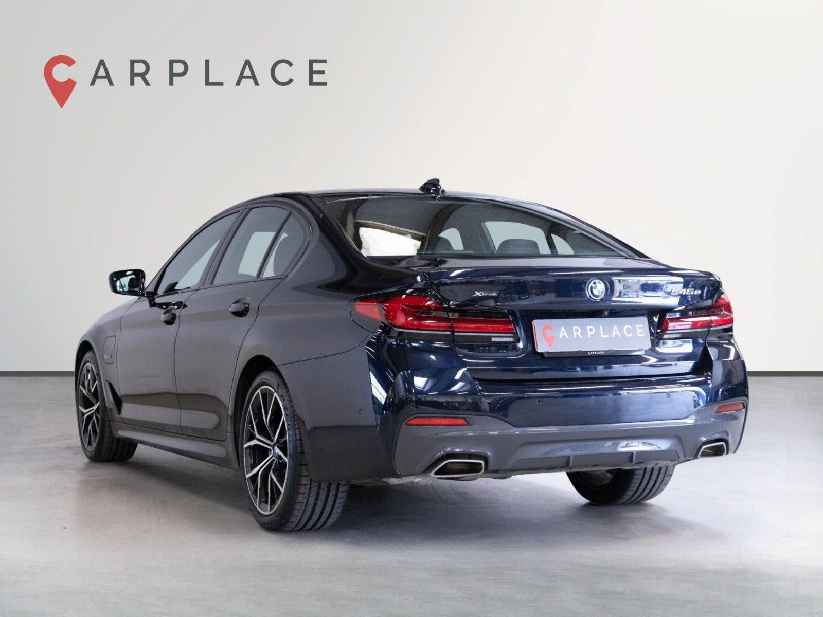 Sort BMW 545e fra 2022