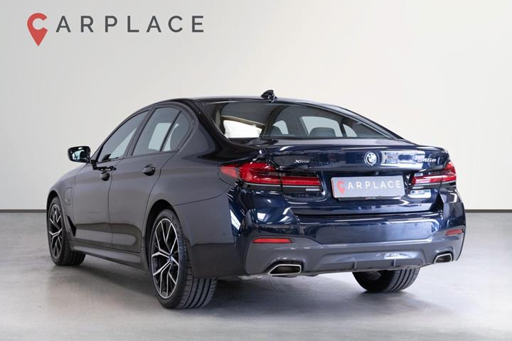 Sort BMW 545e fra 2022