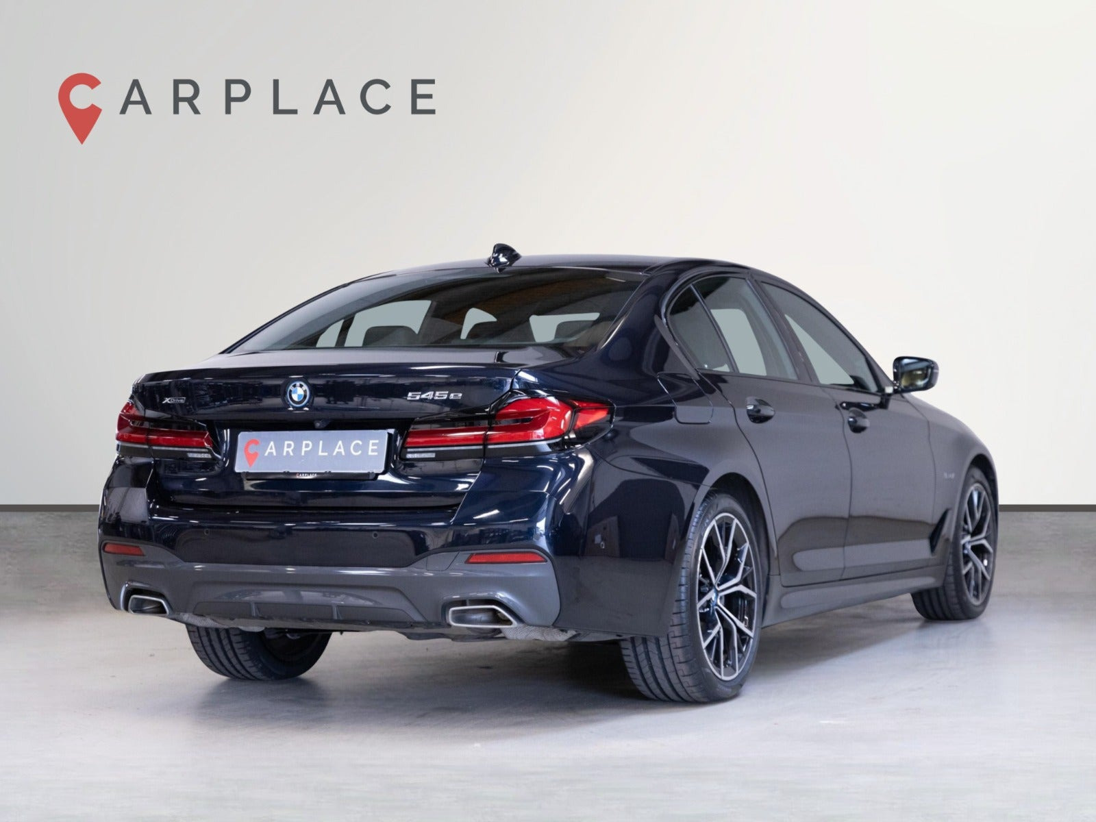 Sort BMW 545e fra 2022