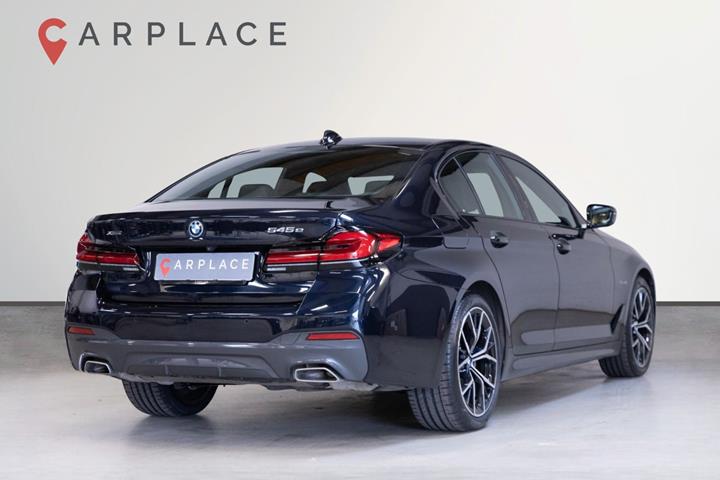 Sort BMW 545e fra 2022