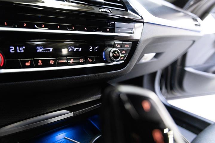 Sort BMW 545e fra 2022