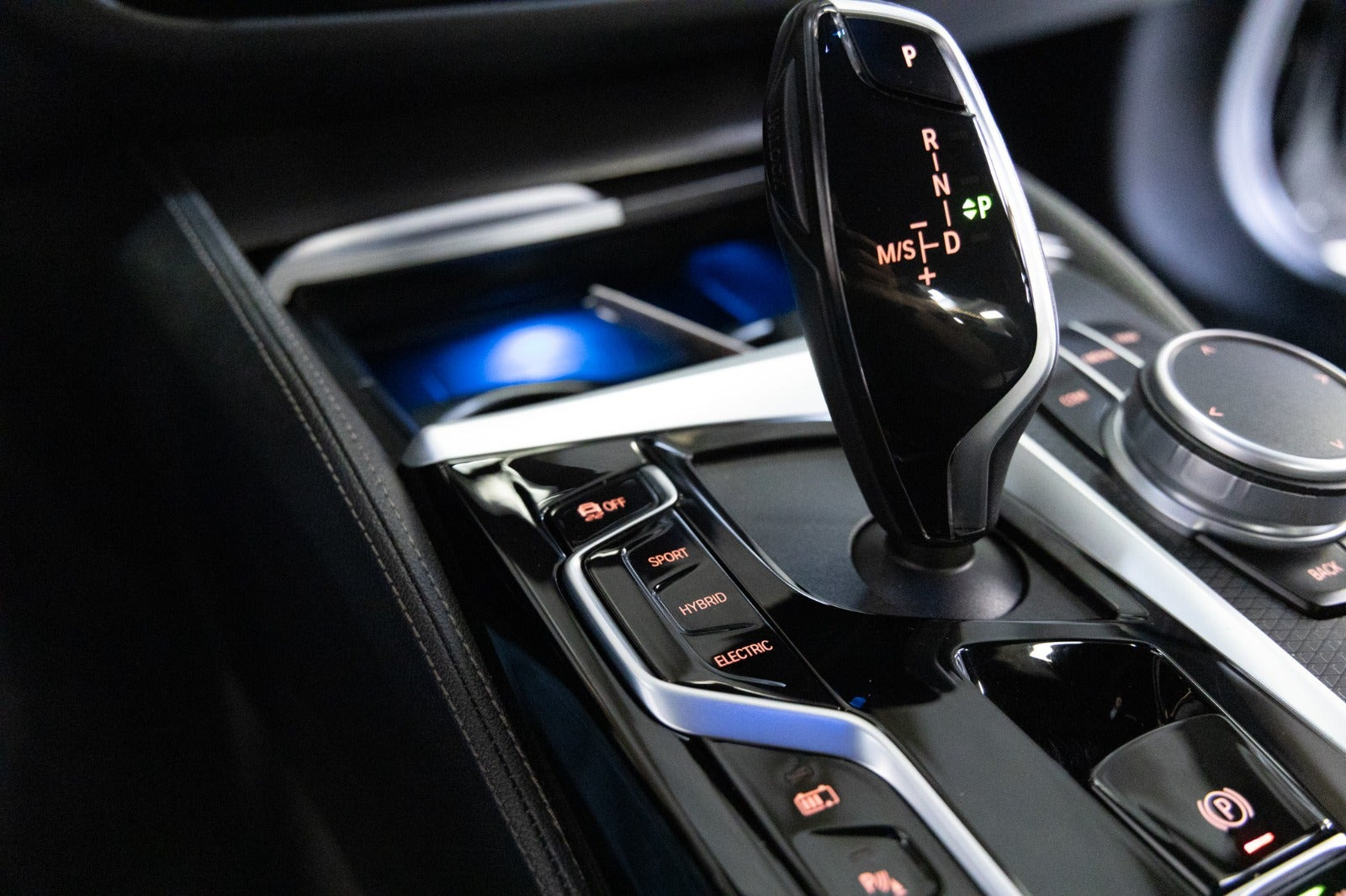 Sort BMW 545e fra 2022