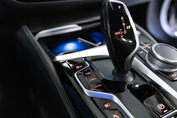 Sort BMW 545e fra 2022