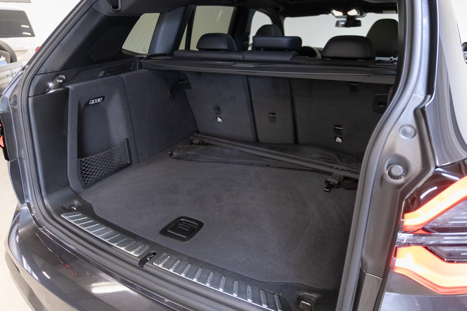 Grå BMW iX3 fra 2023