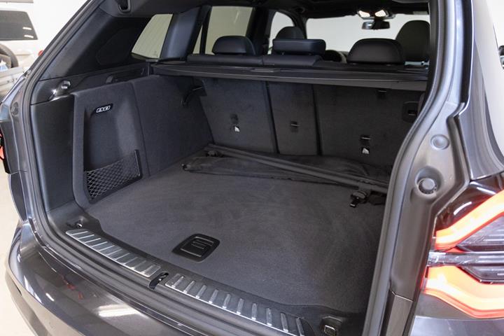 Grå BMW iX3 fra 2023