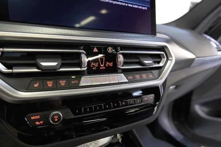 Grå BMW iX3 fra 2023