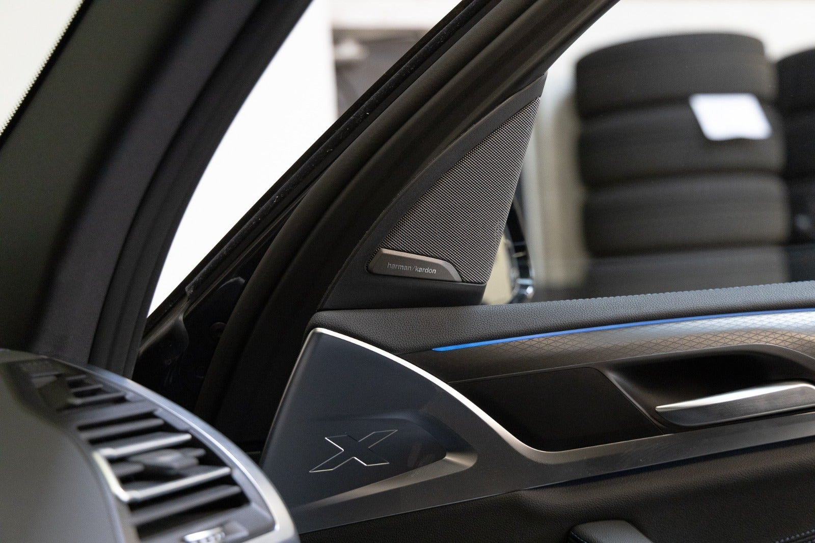 Grå BMW iX3 fra 2023