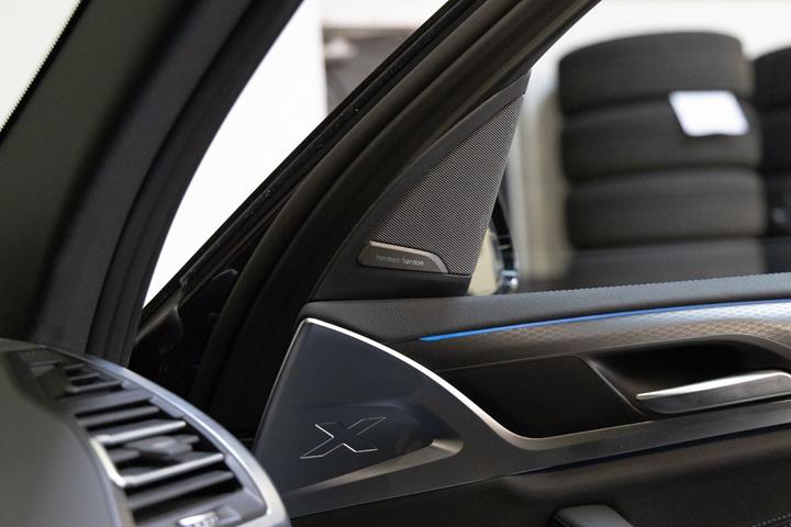 Grå BMW iX3 fra 2023