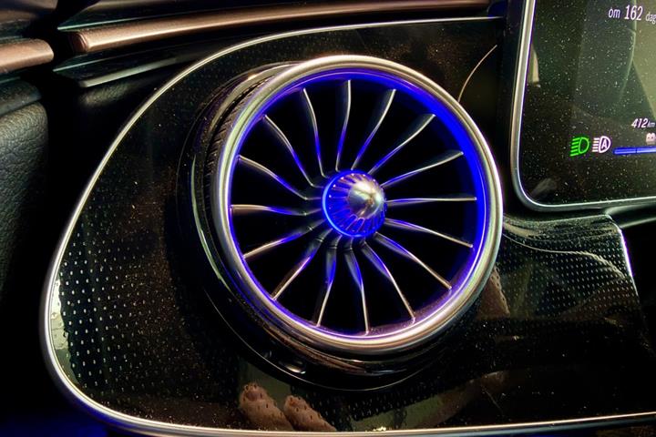 Sort Mercedes EQE350+ SUV fra 2025
