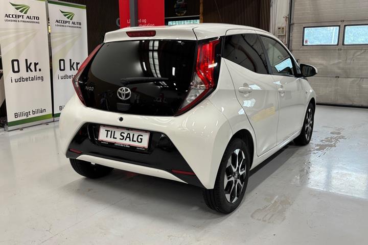 Hvid Toyota Aygo fra 2021
