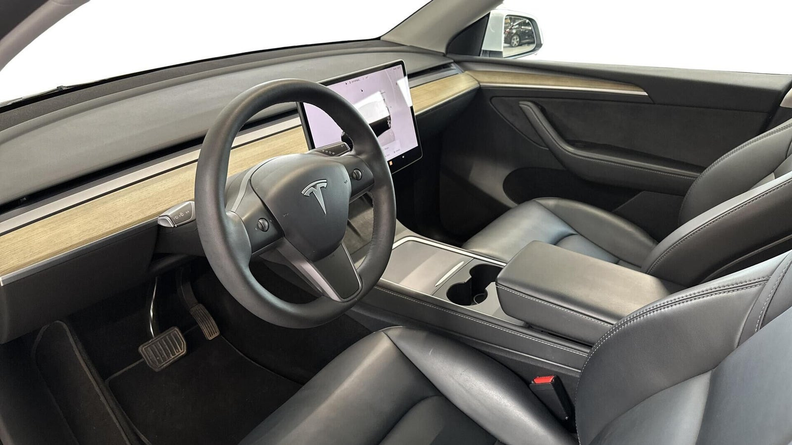 Hvid Tesla Model Y fra 2023