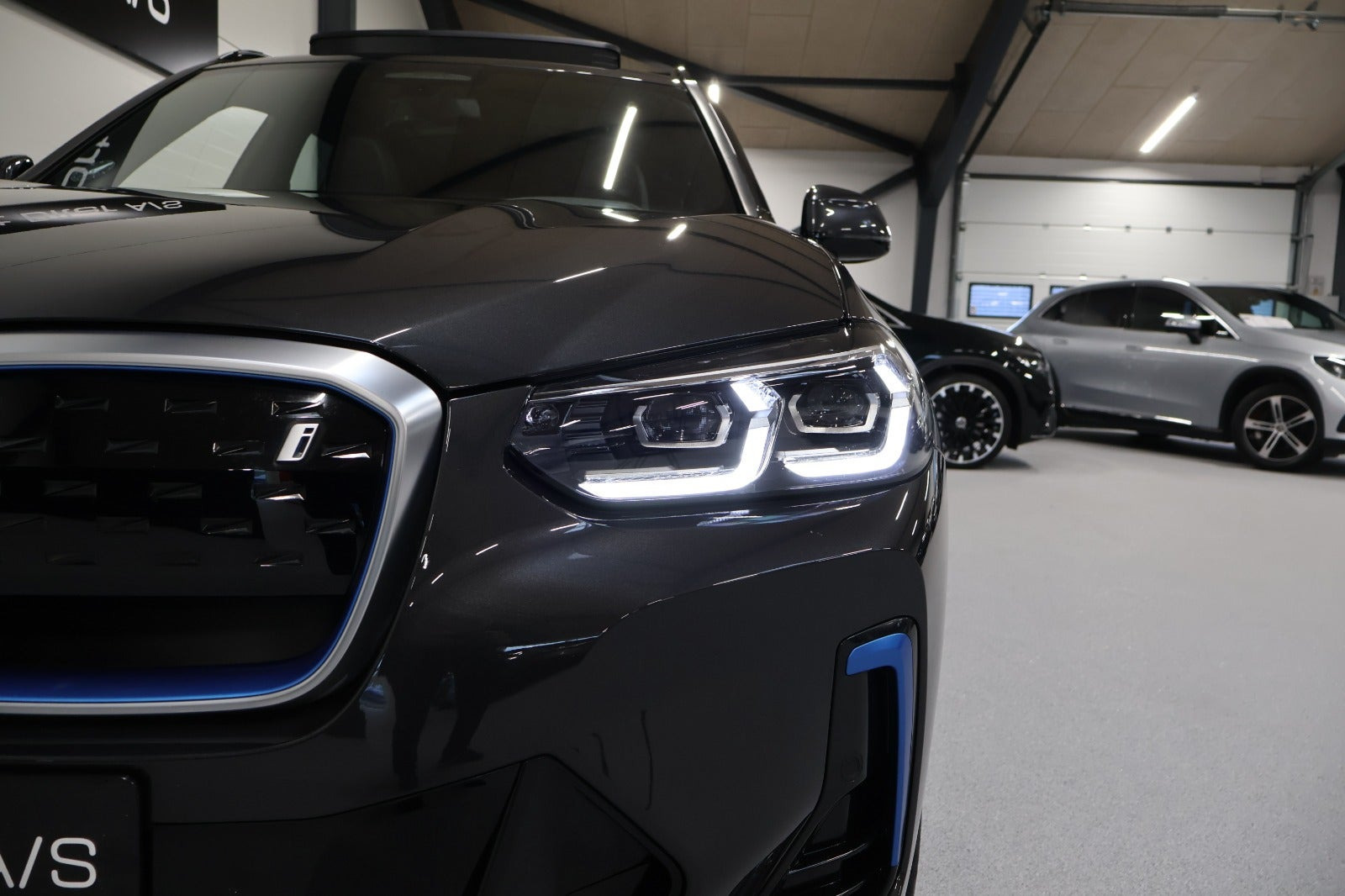 Grå BMW iX3 fra 2023