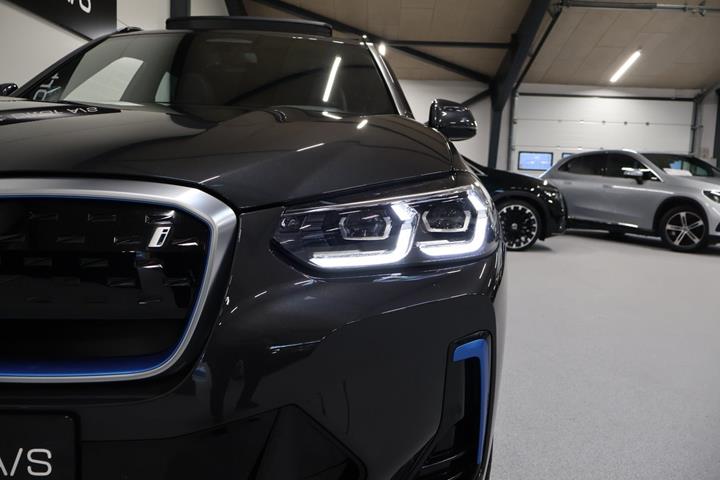Grå BMW iX3 fra 2023