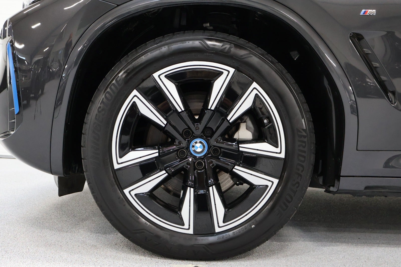 Grå BMW iX3 fra 2023