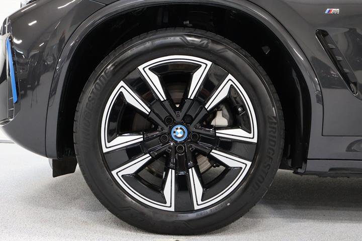 Grå BMW iX3 fra 2023
