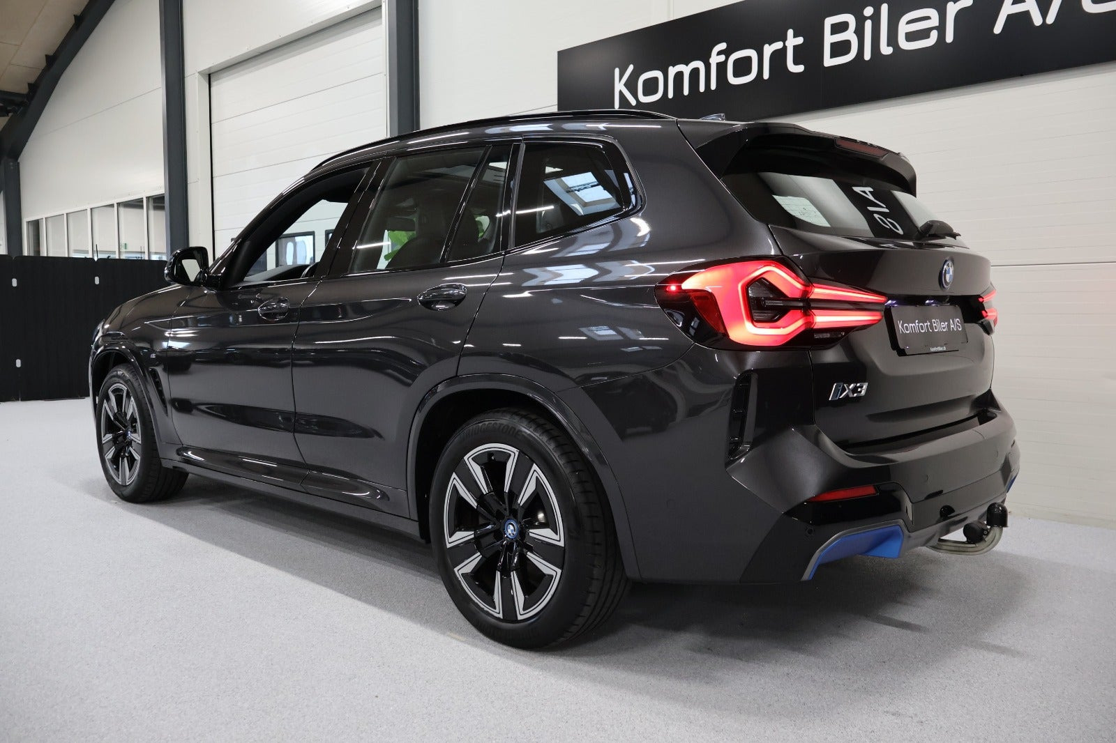Grå BMW iX3 fra 2023