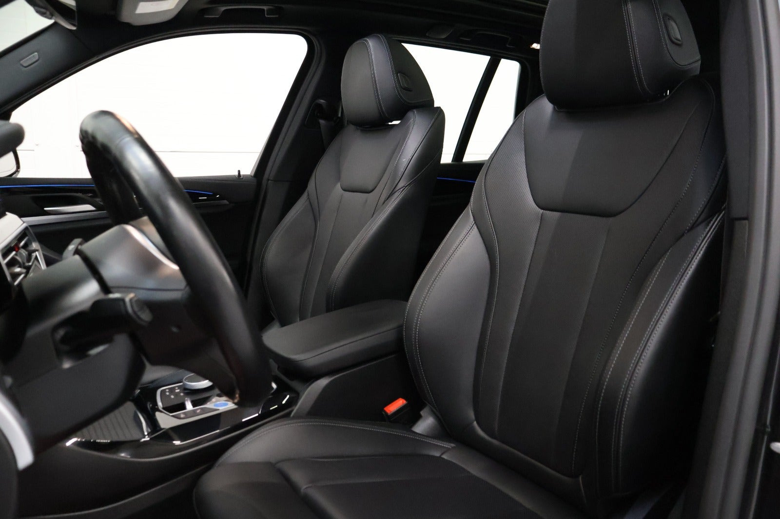 Grå BMW iX3 fra 2023