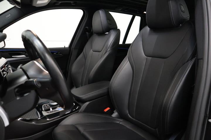 Grå BMW iX3 fra 2023